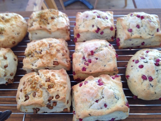 紅茶といちごジャムのスコーンとくるみとコーヒージャムのスコーン Puikot