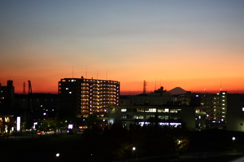 夕日の向こうに遠く富士山_a0138384_13582421.jpg