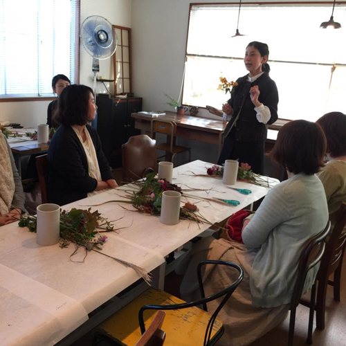 平井かずみサンの花あしらい『陶芸家の器に秋咲きの野の花のしつらえを学ぶ会』_a0251920_10585525.jpg