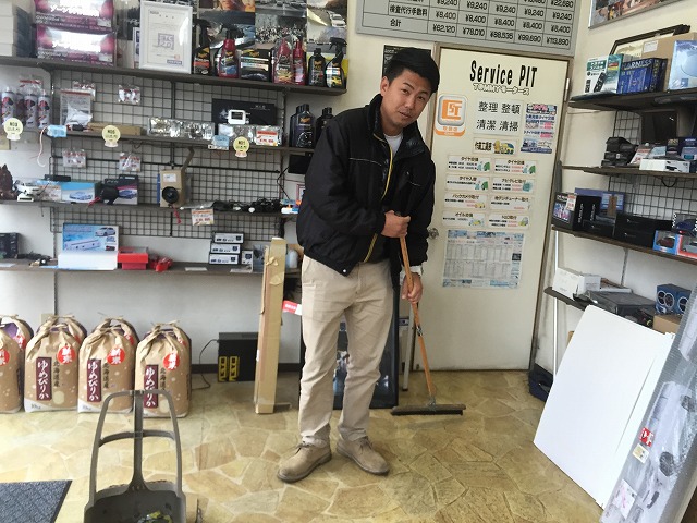 店長のニコニコブログ!本日はLX570 2台にTVキット取付け作業☆ランクル ハマーの専門店☆_b0127002_19451255.jpg