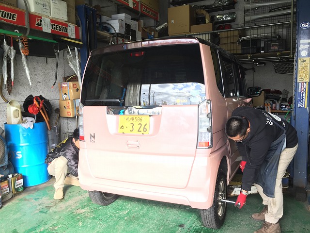 店長のニコニコブログ!本日はLX570 2台にTVキット取付け作業☆ランクル ハマーの専門店☆_b0127002_19593149.jpg