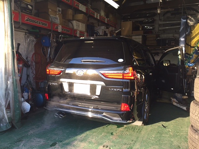 店長のニコニコブログ!本日はLX570 2台にTVキット取付け作業☆ランクル ハマーの専門店☆_b0127002_20142834.jpg