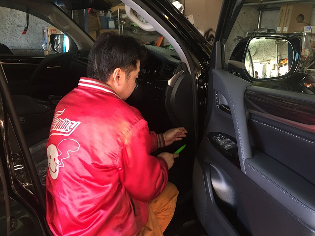 店長のニコニコブログ!本日はLX570 2台にTVキット取付け作業☆ランクル ハマーの専門店☆_b0127002_20152583.jpg