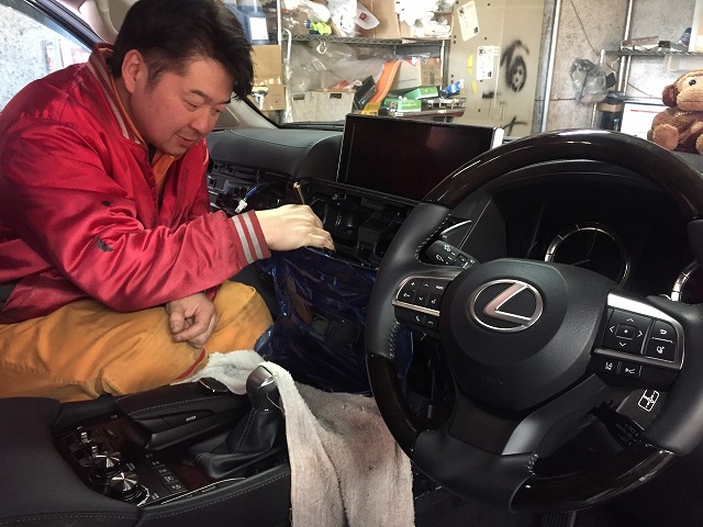 店長のニコニコブログ!本日はLX570 2台にTVキット取付け作業☆ランクル ハマーの専門店☆_b0127002_20161649.jpg