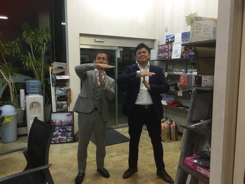店長のニコニコブログ!本日はLX570 2台にTVキット取付け作業☆ランクル ハマーの専門店☆_b0127002_20221899.jpg