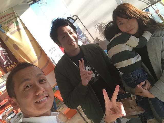 店長のニコニコブログ!本日はLX570 2台にTVキット取付け作業☆ランクル ハマーの専門店☆_b0127002_20281340.jpg