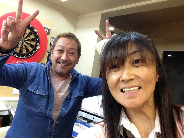 店長のニコニコブログ!本日はLX570 2台にTVキット取付け作業☆ランクル ハマーの専門店☆_b0127002_20311460.jpg