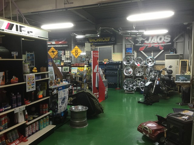 店長のニコニコブログ!本日はLX570 2台にTVキット取付け作業☆ランクル ハマーの専門店☆_b0127002_20373366.jpg