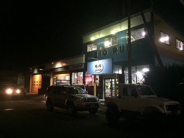店長のニコニコブログ!本日はLX570 2台にTVキット取付け作業☆ランクル ハマーの専門店☆_b0127002_2037614.jpg