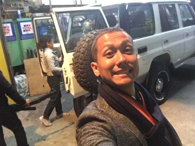 店長のニコニコブログ!本日はLX570 2台にTVキット取付け作業☆ランクル ハマーの専門店☆_b0127002_20402751.jpg