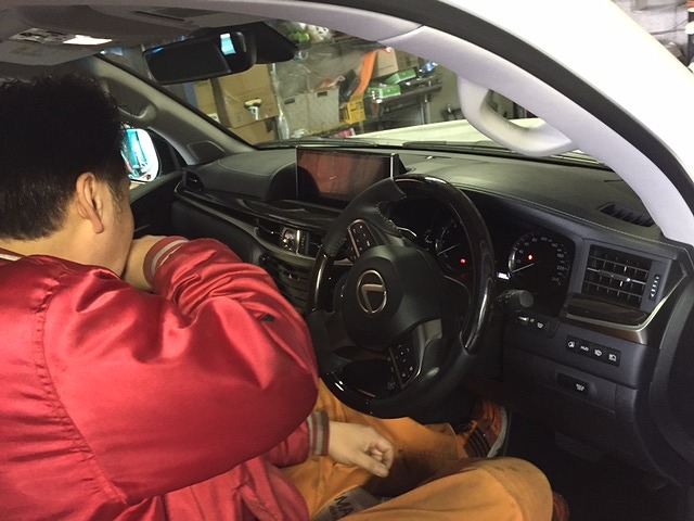 店長のニコニコブログ!本日はLX570 2台にTVキット取付け作業☆ランクル ハマーの専門店☆_b0127002_2045764.jpg