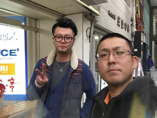店長のニコニコブログ!本日はLX570 2台にTVキット取付け作業☆ランクル ハマーの専門店☆_b0127002_20482039.jpg