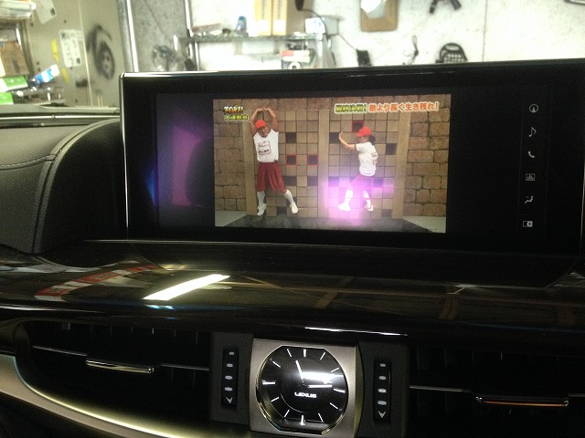 店長のニコニコブログ!本日はLX570 2台にTVキット取付け作業☆ランクル ハマーの専門店☆_b0127002_2072882.jpg