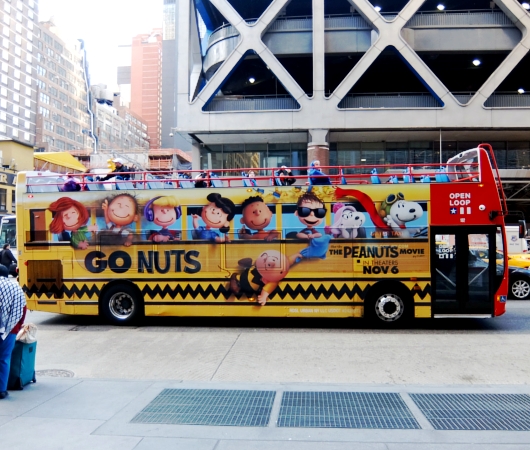 バスの車体にバスの絵のラッピング広告?!　映画スヌーピーのキュートなプロモーション事例_b0007805_7295821.jpg