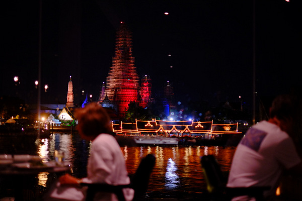 「タイ・バンコク　ワットアルンの夜景が見れるレストラン sala restaurant」_a0000029_11452375.jpg