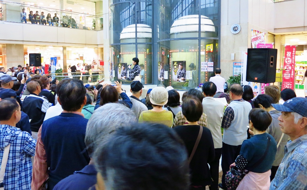 威風堂々・発売記念ミニライブ・イズミヤ若江岩田店_b0083801_03119.jpg