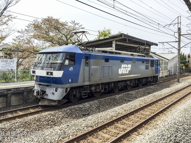 KATO 3034-3 EF210 100番台 シングルアームパンタグラフに手を
