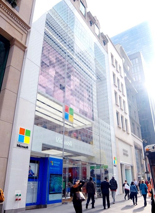 マイクロソフトがNY五番街に初の旗艦店「マイクロソフト・ストア」(Microsoft Store)をオープン!!_b0007805_23432137.jpg
