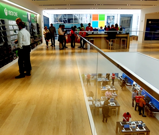 マイクロソフトがNY五番街に初の旗艦店「マイクロソフト・ストア」（Microsoft Store）をオープン!!_b0007805_23572346.jpg