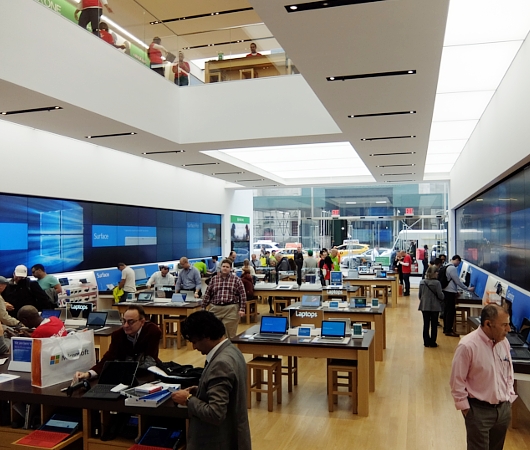 マイクロソフトがNY五番街に初の旗艦店「マイクロソフト・ストア」（Microsoft Store）をオープン!!_b0007805_2357636.jpg