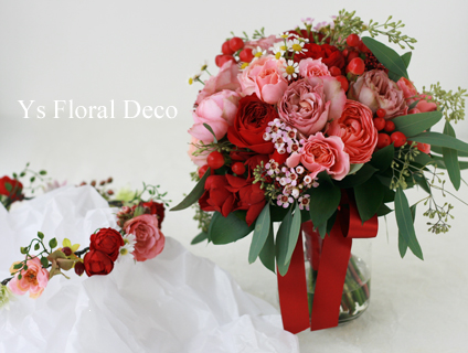 赤とピンクのクラッチブーケ 花冠 ナチュラルな雰囲気に Ys Floral Deco Blog