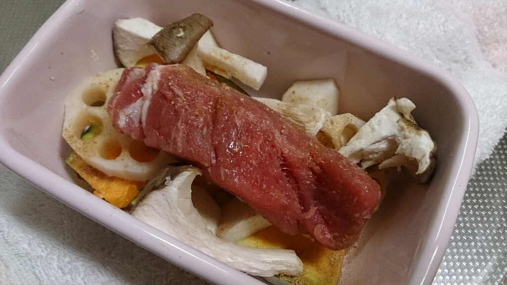 野田琺瑯さんで豚肉&お野菜焼きの晩ごはん。_b0327149_23152587.jpg