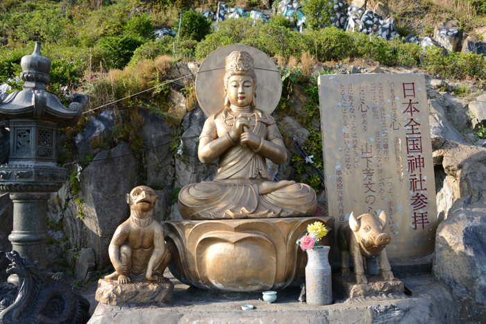 珍すぎておもしろい！鹿児島の珍スポット！岩龍神（長命ヘルシン酢醸造）_e0171573_14371520.jpg