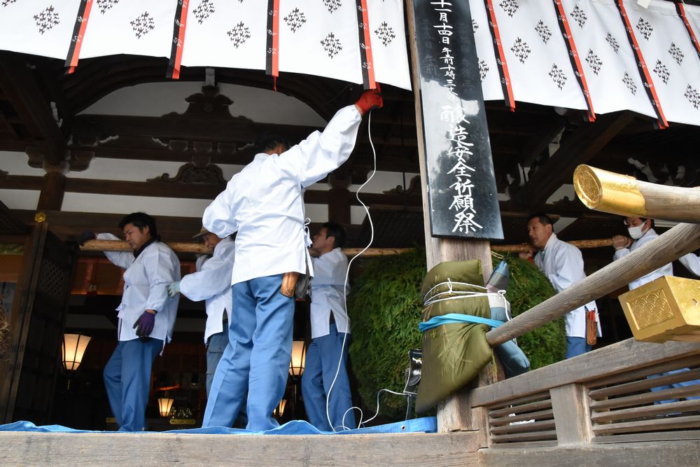 大神神社 志るしの杉玉 : 奈良・桜井の歴史と社会