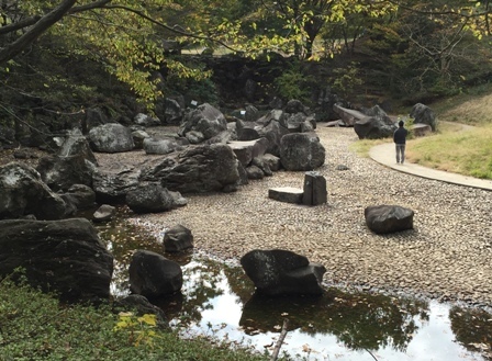 四季の森公園（３）　学校を参観する散歩道とランチ_b0330040_21550250.jpg