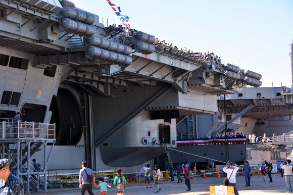 空母「ロナルド・レーガン」一般公開その2_e0158925_2274849.jpg