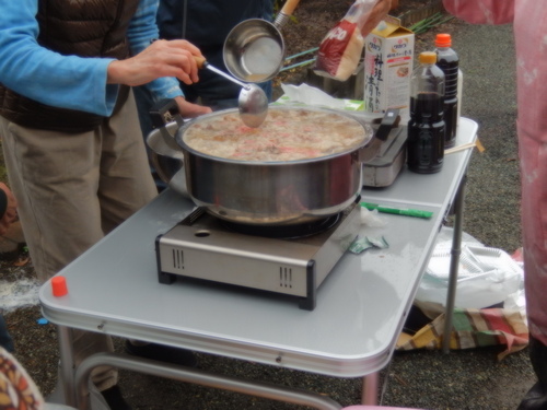 雨も上がり..芋煮会開催!_b0137932_1656305.jpg