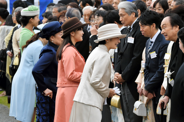 怒り爆発の園遊会と破れ鍋に綴じ蓋_b0169850_16412342.jpg