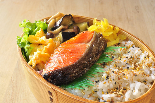 鮭と味噌炒め弁当_b0171098_9471024.jpg
