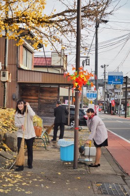 朝の落ち葉掻き_c0336902_9251198.jpg