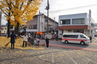 朝の落ち葉掻き_c0336902_9252083.jpg