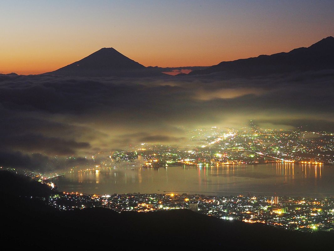 雲海に街の灯がにじむ。絶景かな富士山と諏訪湖♪_a0031821_19352040.jpg