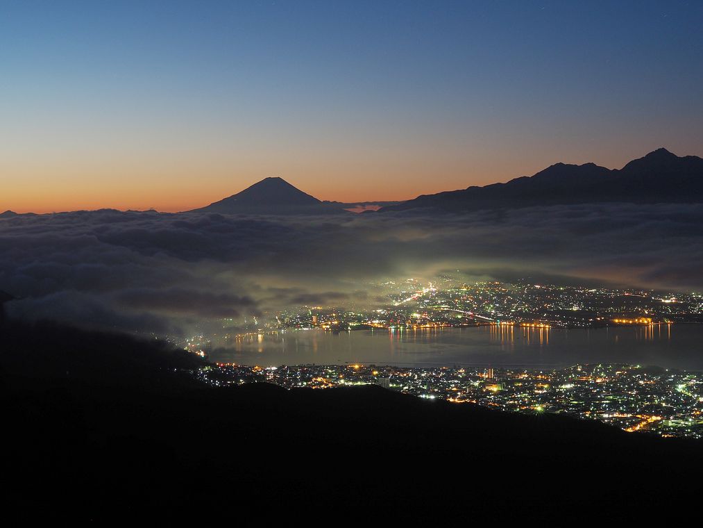 雲海に街の灯がにじむ。絶景かな富士山と諏訪湖♪_a0031821_19433647.jpg