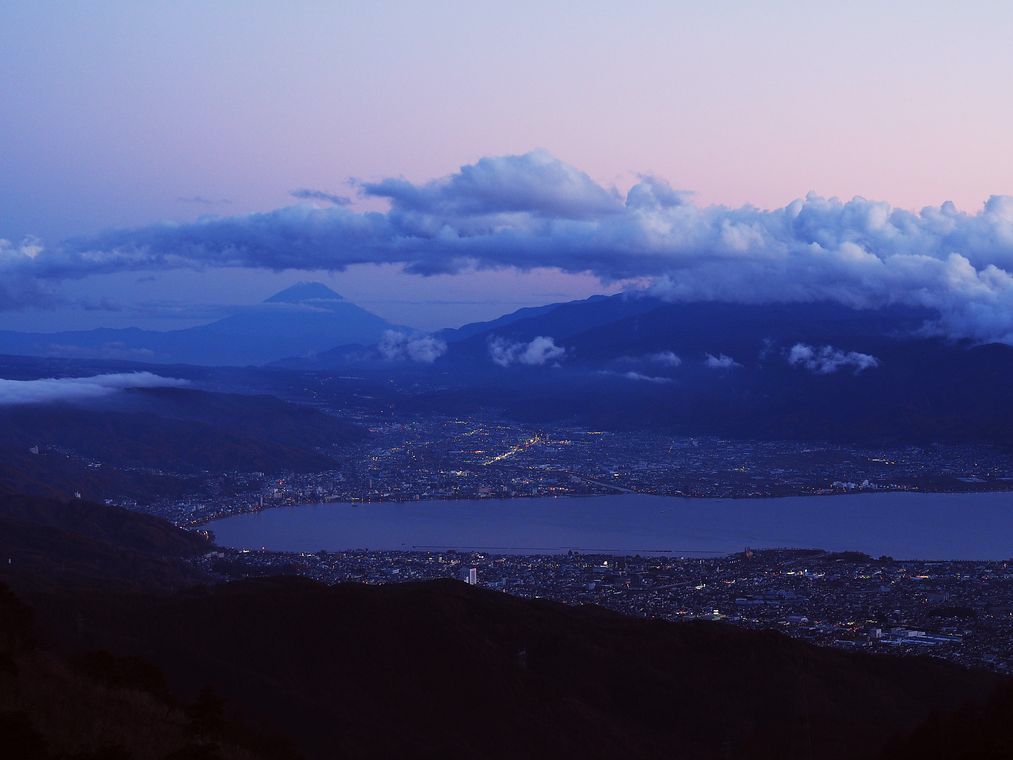 雲海に街の灯がにじむ。絶景かな富士山と諏訪湖♪_a0031821_19443843.jpg