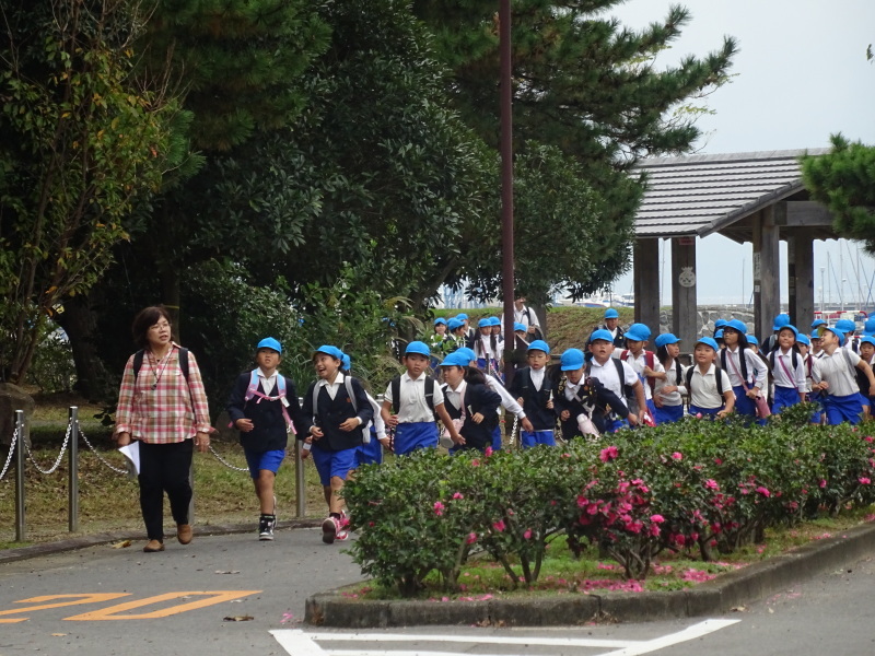 岸和田市立八木北小学校３年生遠足「里山体験]　in　うみべの森_c0108460_17103875.jpg