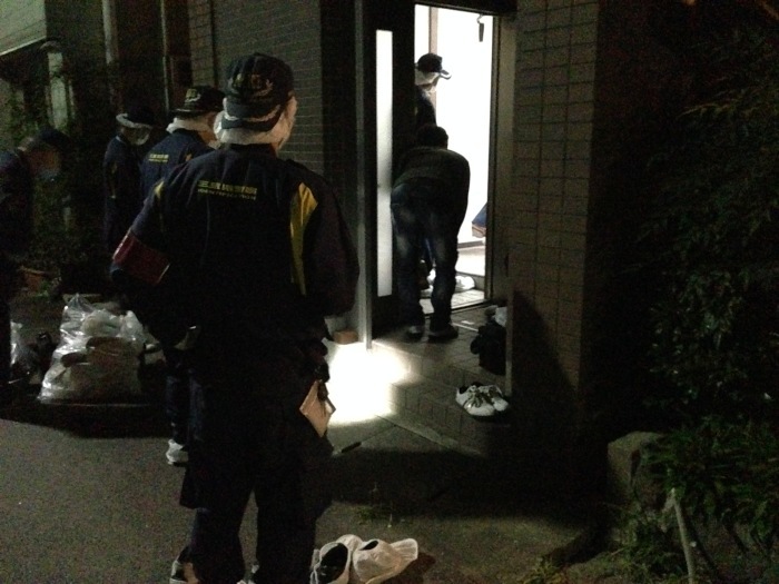 旅から帰ると隣は殺人現場。。。_a0334793_22392195.jpg