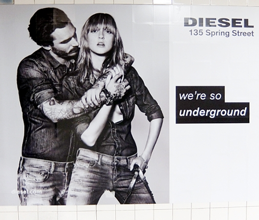 NYの地下鉄で見かけた大喜利の「写真で一言」のような広告_b0007805_12104839.jpg