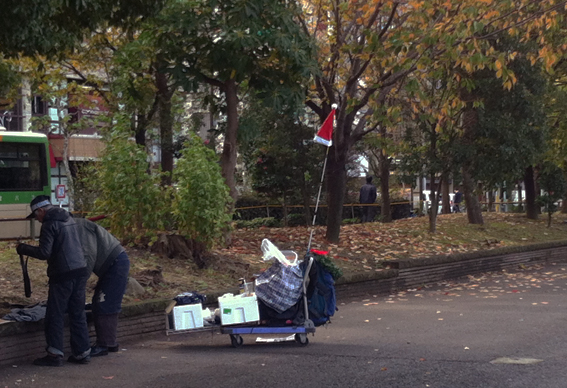 ザ・小春日和の上野公園を伊賀の忍者と_e0000935_17572769.jpg