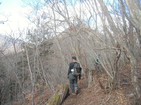 紅葉の芝草山を登る_c0273271_1029019.jpg