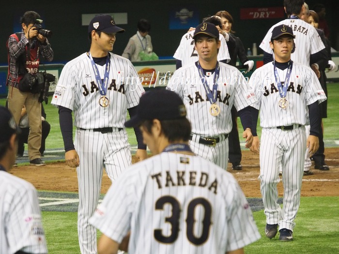 侍ジャパン 小川泰弘投手 中村悠平捕手 川端慎吾選手フォト 東京ドーム11 21 Out Of Focus Baseballﾌｫﾄﾌﾞﾛｸﾞ 19年終了