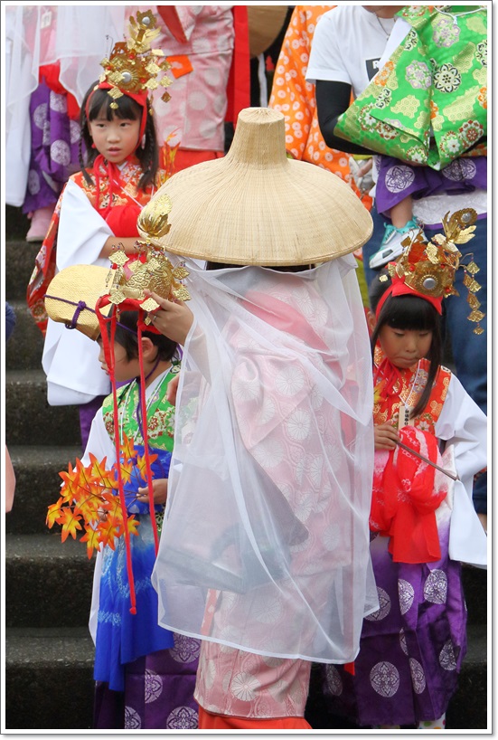 雨の中の稚児行列_a0057905_1351364.jpg