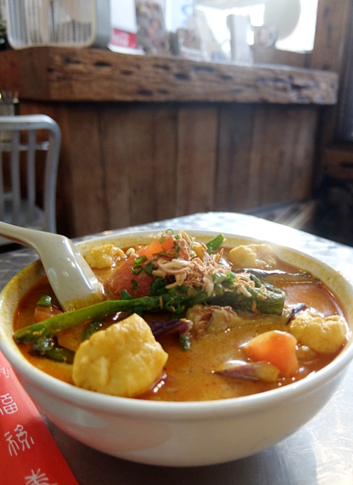 安くて美味しい!!! アジアン・スパイシー・カレー(Asian Spicy Curry)の野菜カレー・ヌードル_b0007805_954548.jpg