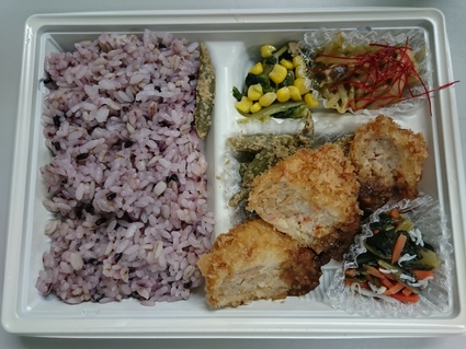 11/24夜食 淑徳大学看護栄養学部監修 蓮根入りメンチカツ弁当&日清カップヌードルライトチーズフォンデュ_b0042308_18495213.jpg