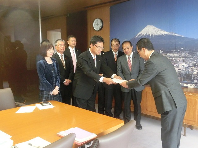 富士市議会ユニバーサル就労推進議員連盟で市長に「ユニバーサル就労促進モデル事業」等を提案_f0141310_7414457.jpg