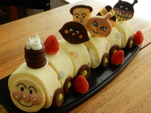 アンパンマン列車 ロールケーキ えんぐりこんぐり 田舎道 お菓子屋はじめます