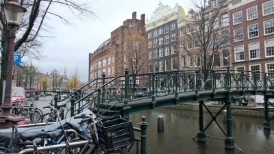 アムステルダムは自転車と運河の街_a0098948_02273686.jpg